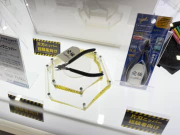 ゴッドハンドよりゲートカットに特化した超薄刃片刃構造のニッパー「ライトニングニッパー」が展示！【#静岡ホビーショー】パーツの保持やエッチングパーツの曲げ加工などに活用できるペンチも登場