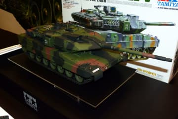 会場にとどろくエンジンの咆吼！　タミヤ「1/16RC ドイツ連邦軍主力戦車 レオパルト2 A7V」【#静岡ホビーショー】