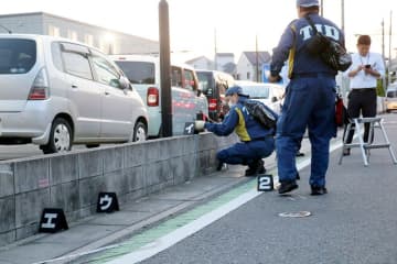 ガシャーン…小学生の列に車が突っ込む　住宅街で塀と車に挟まれ、男児4人が負傷　車から降りた男2人、気にしない様子で去る…女性が通報中に　SUVタイプの乗用車　子どもらは互いに声をかけ合う「大丈夫？」