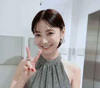 「マジで誰！？若返りましたね」倉科カナ"別人級"オフショットに称賛の嵐「見惚れる美しさ」