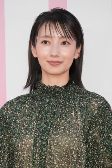 「ほんとに最強」波瑠、“新鮮”ワンピース姿にSNS絶賛「その色すごく似合ってる！」「透明感もハンパない」