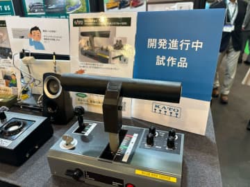 KATO、コントローラー「EC-1」をT字型両手ハンドルにできるアダプターを展示！【#静岡ホビーショー】「アルプスの凸形機関車 Ge6/6-I」の鉄道模型なども参考展示