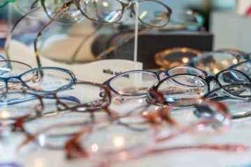 JINS vs Zoff：成熟市場でも業績好調の2社、どちらに投資妙味があるのか？