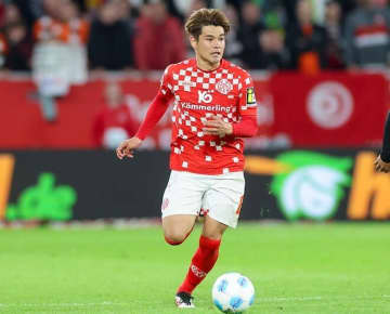 「彼から学んだ」“快挙達成”目前！ブンデス６位で全試合先発の日本人MFはなぜ独サッカーに即フィットできたのか　「なければ、何も成し遂げられなかった」と強調したのは…