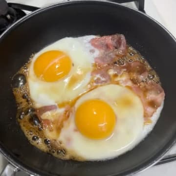 「この目玉焼き、どうやって作ったの！？」「いつものヤツには戻れないな」ご飯が進みすぎてマジで困る簡単アレンジレシピ3選