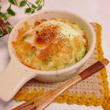 半熟卵がとろ～り！「アボカドとじゃがいものマヨチーズグラタン」の作り方