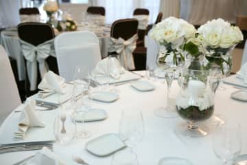 夫との結婚式を検討中ですが「平均費用」は「300万2000円」と聞いて自信がなくなってきました。正直親から援助してもらいたいのですが、少数派でしょうか？