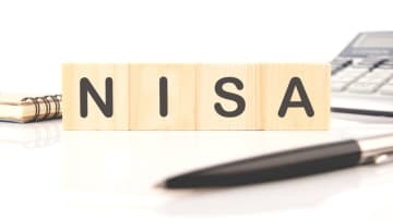 50代前半で「NISA」を始めたい会社員。投資に“月5万円”回せるけど、「スタートが遅いしリスクがある」と言われます。資産運用より預金のほうがいいでしょうか？