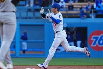 大谷13号→映り込んだ「もう一人の大谷」に喝采　背後に現れ「2階席とかウケる」「球場中に…」