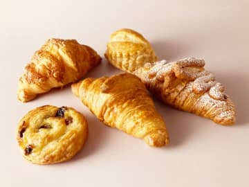 パリ最高峰のフランス菓子メゾン「ルノートル」より、ミニサイズの焼きたてヴィエノワズリーが5月14日から全店舗で新登場　厳選された素材を贅沢に使ったクロワッサンなど、気軽につまめる新感覚の「おやつ」　新丸ビル、麻布台ヒルズ、銀座三越の各店舗で毎日焼き上げ