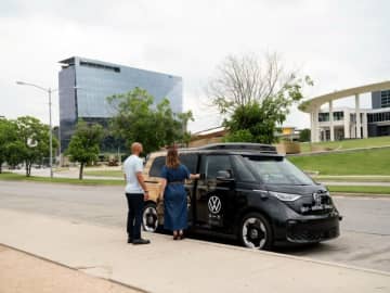 UberとVW、「相乗り」の自動運転サービスを2026年に開始へ