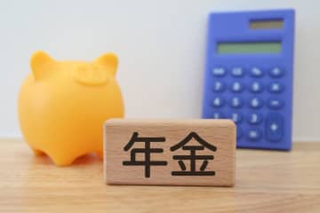 「専業主婦は年金が少ない」と聞いたのですが、実際いくらくらいなのでしょうか？ 50歳になって子育ても落ち着き、働いて老後の資金を増やすべきか悩んでいます。