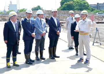 埼玉初！公営の屋内50メートルプール…3月に着工、開業予定は2027年7月　大野知事や奥ノ木市長らが工事現場を視察　国内主要大会の開催を想定、県民の一般利用も