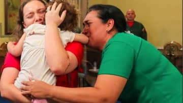 両親が強制送還、米国の保護下にあった２歳女児が帰国　ベネズエラ
