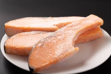 『冷凍した魚』の賞味期限はどれくらい？おいしく食べるための解凍法も紹介