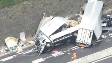 トラックや乗用車など7台絡む事故…2人けが　中央道・上り一部区間で通行止め続く　岐阜・多治見市