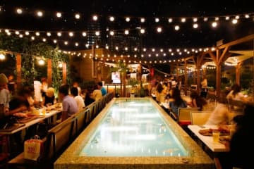 なんばパークス“大阪ミナミ”の夜景と共に手ぶらでBBQビアガーデン、肉の盛り合わせなどルーフトップで
