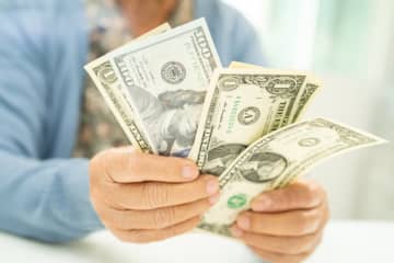 母から「もう使うことはないから」と米ドル紙幣をもらいました。銀行・外貨両替所・金券ショップのどこで両替するのがおすすめ？