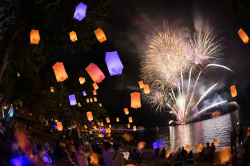 花火とバルーンランタンが夜空を彩る「十和田湖湖水まつり」