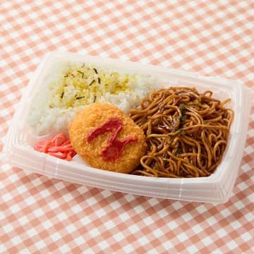 少し甘めのソース焼きそばとコロッケがおかずの税込498円のお弁当! ファミリーマートが「【四国】焼きそば弁当」を発売