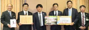 オークワとサントリー、和歌山県の「紀の国森づくり基金」へ50万円を寄付