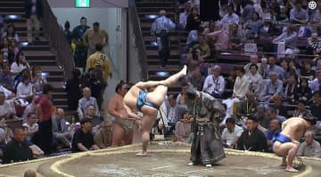 「タレントオーラ消してる」大相撲中継に“一大ブーム”を巻き起こしたタレントの姿…ファン注目 館内を沸かせた“美四股”に熱視線