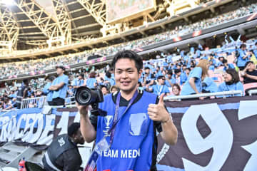 【J1川崎を取材して感じた「育てる力と心」とは(10)】『FRO CAM』で現地の臨場感を日本に伝えた佐藤弘平広報。観客席でサポーターとともに応援するほど熱いチーム愛を生かして