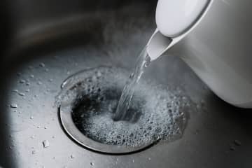 排水管の熱湯消毒は実は逆効果！やめるべき理由と正しい掃除方法を紹介