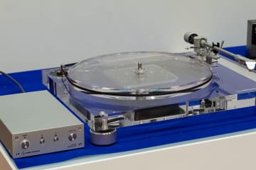オーディオテクニカ、アクリル製ターンテーブル「AT-LPA2」。AT-LP2022から各部アップデート、税込約33万円