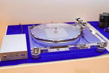 オーテク、アクリル製で透明な最上位ターンテーブル「AT-LPA2」。MCカートリッジ付き約33万円