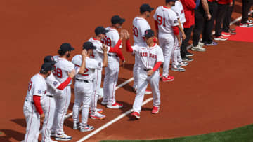 【MLBで珍プレー】連係プレーで柵越えホームランを阻止　グラブが弾いたボールが仲間のグラブへすっぽり