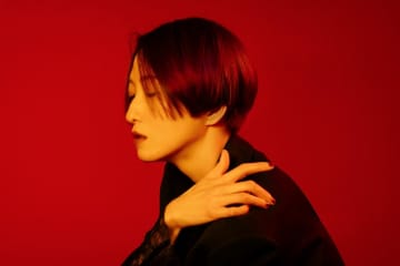 日食なつこ、初解禁から1年以上の時を経てついに…ニューアルバムから『閃光弾とハレーション』MVを公開