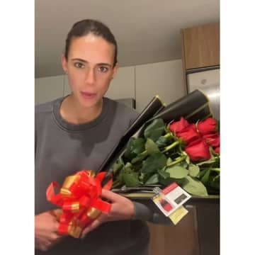 米国で大バズリ！ ウーバーイーツじゃダメじゃない？ スシロールを注文したのにバラの花束が届いた