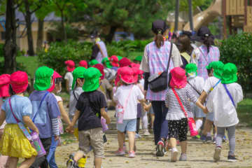 子どもを幼稚園に通わせたいのに、近くには「私立」しかない…！私立だと年間で「30万円」近くかかると聞いたのですが、公立なら安くなるのでしょうか？