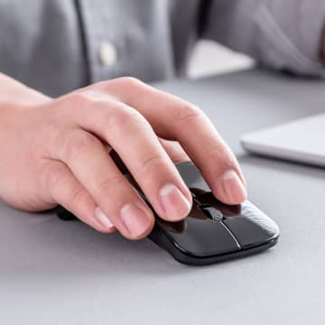 もはや「板」では……。超薄型の折りたたみ式ワイヤレスマウス