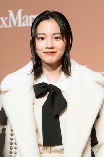 のん「いつもお美しい…」共演の大御所俳優との2ショットを披露→「どこか似ているね」「お宝ショット」と大反響