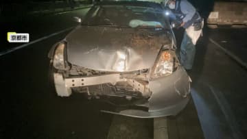 【独自】「エアバッグも出て顔面血まみれで…」民家に突っ込んだ車が電柱にも衝突し数百メートル蛇行運転続ける　京都市