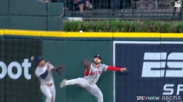 MLBで奇跡の“HR強奪キャッチ”　掴み損ねたボールをセンターが素手で捕球「信じられるか！？」現地実況も大興奮