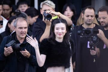 「プラダ」アンバサダー、撮られたのは「シャネル」姿？　「文春砲」被弾の永野芽郁、カーディガン姿も波紋