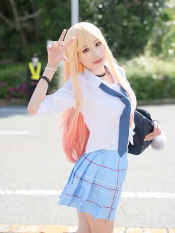『その着せ替え人形は恋をする』海夢のコスプレは、太陽の下ハジけるギャルっぽさがまぶしい！