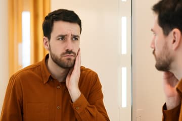 「鏡の自分と写真の自分、なぜ違う？」一枚のイラストが“60万いいね”の大反響！「まさに自分」「全人類共通の悩み」