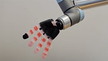 ヒトの手にどこまで近づく？ 硬さと柔らかさを兼ね備えたハイブリッドロボットハンド
