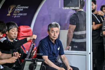 【J1川崎を取材して感じた「育てる力と心」とは(12)】ACLEの激動の裏にあった長谷部茂利監督のジェッダでの青空面談。試合に出られない選手と向き合い、話したこと……「私が解決できるんだったら」