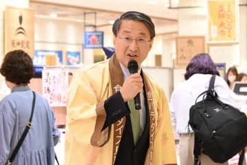 平井伸治鳥取県知事が大阪でマグロの試食を配りＰＲ　関西マダムが集まり押すな押すなの大混乱
