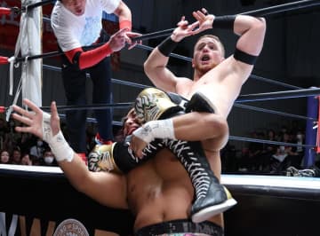 【新日本・ＢＯＳＪ】２勝目のフランシスコ・アキラが高橋ヒロムをエンパイアに勧誘　「ちょっと考えてみたらどう？」