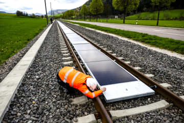 線路内ソーラー発電、スイス西部で実証開始　日本も研究急ぐ