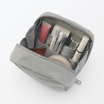 ガバッと開いて取り出しやすい！無印良品「リンクルナイロン 大きく開くスクエアポーチ」