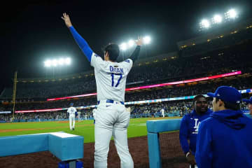 思わずベンチから踏み出た大谷翔平バンザイの瞬間　理由は同僚久々の快打、体全体で示した喜び