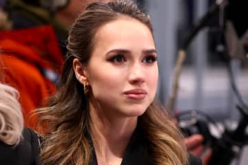 「彼女にいったい何が!?」ザギトワが全身真っ白タイツ姿であらためて示した“激変ぶり”に議論百出！「究極美女」「まるで変わってしまった…」