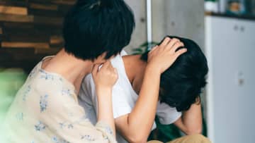 家族が「ギャンブル依存症」かもしれないならどうすべき？自覚を促すための“判別テスト”と回復までの流れ